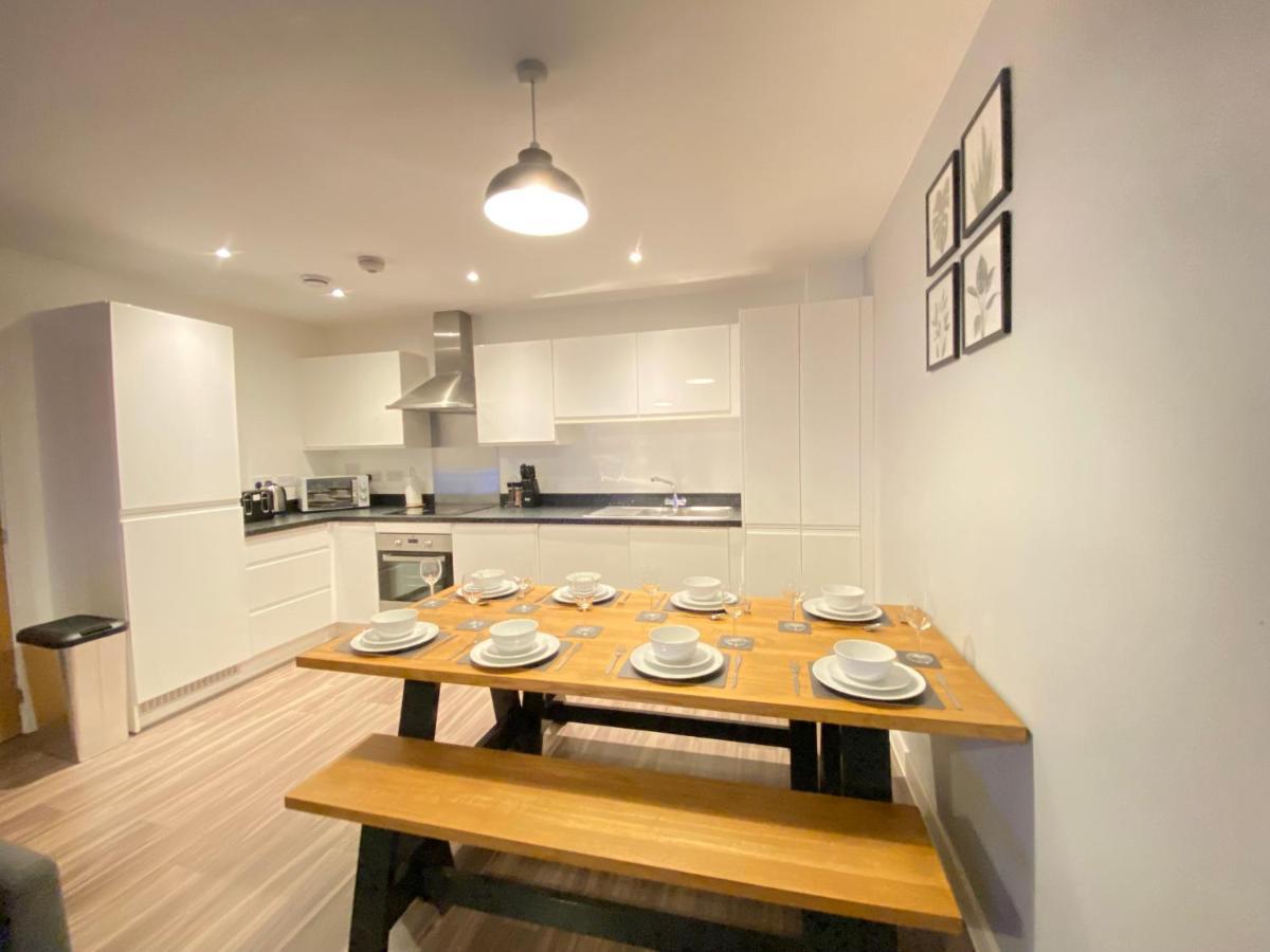3 Bedrooms Double Or Single Beds, 2 Parking Spaces! Wifi & Smart Tv'S, Balcony Portsmouth Exterior photo