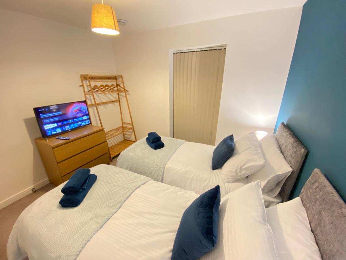 3 Bedrooms Double Or Single Beds, 2 Parking Spaces! Wifi & Smart Tv'S, Balcony Portsmouth Exterior photo