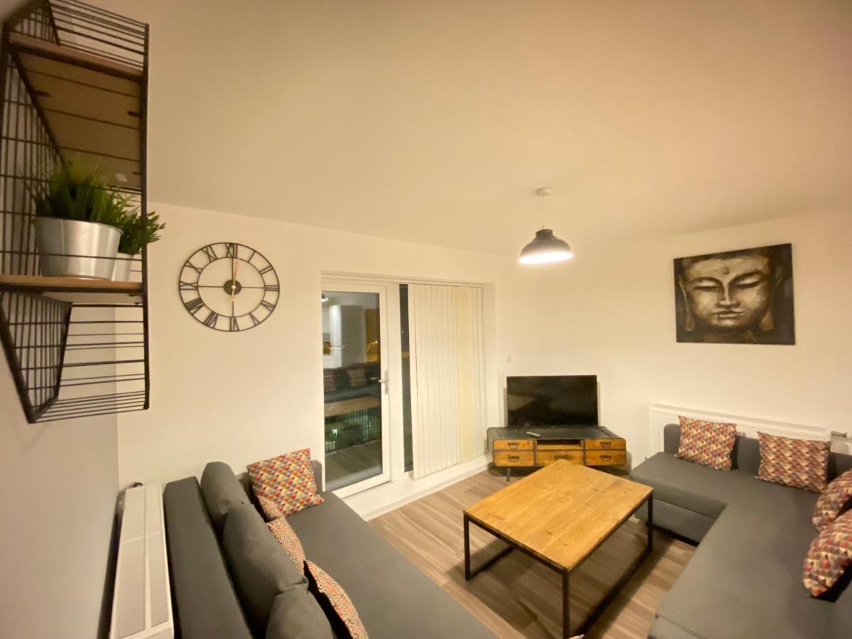 3 Bedrooms Double Or Single Beds, 2 Parking Spaces! Wifi & Smart Tv'S, Balcony Portsmouth Exterior photo