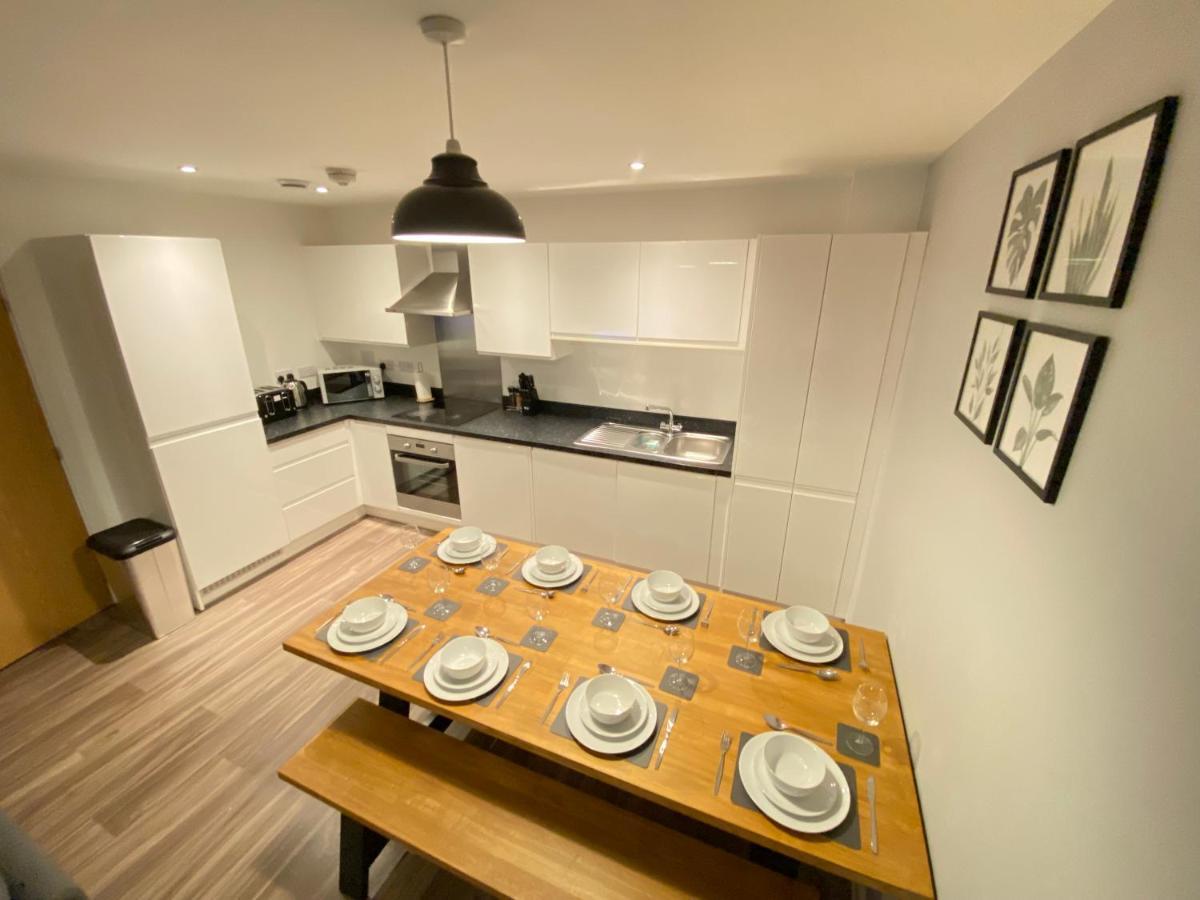 3 Bedrooms Double Or Single Beds, 2 Parking Spaces! Wifi & Smart Tv'S, Balcony Portsmouth Exterior photo