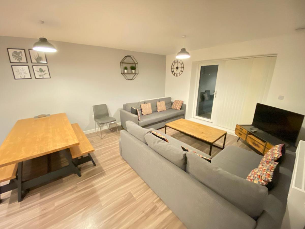 3 Bedrooms Double Or Single Beds, 2 Parking Spaces! Wifi & Smart Tv'S, Balcony Portsmouth Exterior photo