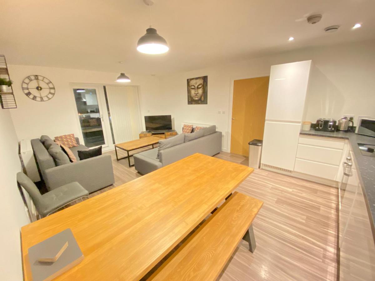 3 Bedrooms Double Or Single Beds, 2 Parking Spaces! Wifi & Smart Tv'S, Balcony Portsmouth Exterior photo