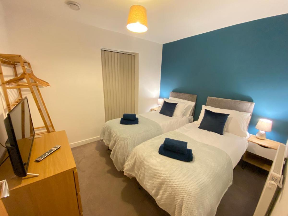 3 Bedrooms Double Or Single Beds, 2 Parking Spaces! Wifi & Smart Tv'S, Balcony Portsmouth Exterior photo
